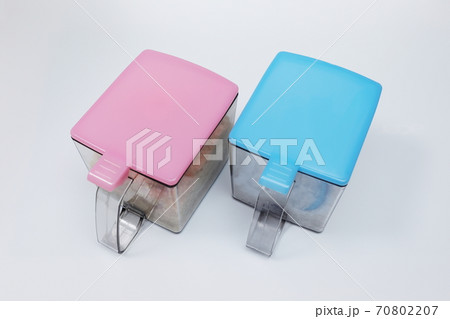 プラスチック容器に入った砂糖と塩 70802207