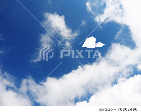 大空を飛ぶ紙ヒコーキ(SDGs) 大空を飛ぶ紙ヒコーキ(SDGs) 70802490