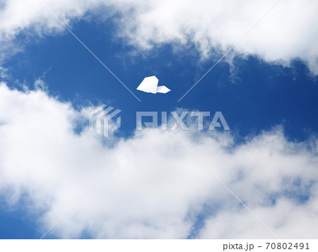 大空を飛ぶ紙ヒコーキ 70802491