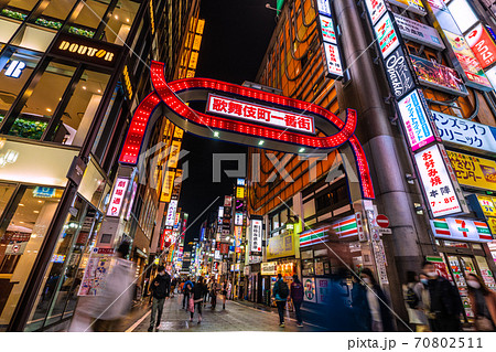 日本の東京都市景観 新宿・歌舞伎町・マスク姿も目立つ(一番街・劇場通り)=2020年10月19日 日本の東京都市景観 新宿・歌舞伎町・マスク姿も目立つ(一番街・劇場通り)=2020年10月19日 70802511