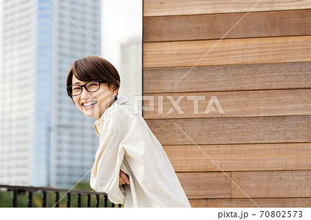 バルコニーでリラックスする女性 70802573