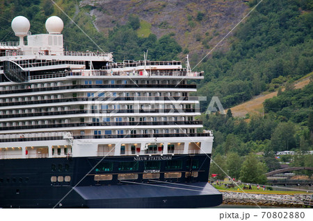 ノルウェー フロム~グドヴァンゲン間のソグネフィヨルド・クルーズ観光船からのフロム港停泊の大型船船尾 ノルウェー フロム~グドヴァンゲン間のソグネフィヨルド・クルーズ観光船からのフロム港停泊の大型船船尾 70802880