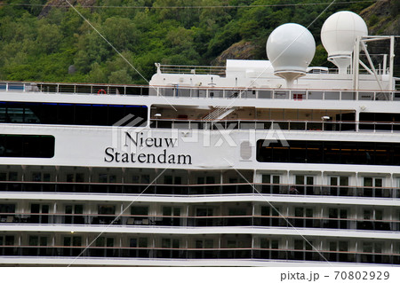 ノルウェー　フロム～グドヴァンゲン間ソグネフィヨルド・クルーズの起点、フロム港停泊中の大型船側面拡大 70802929