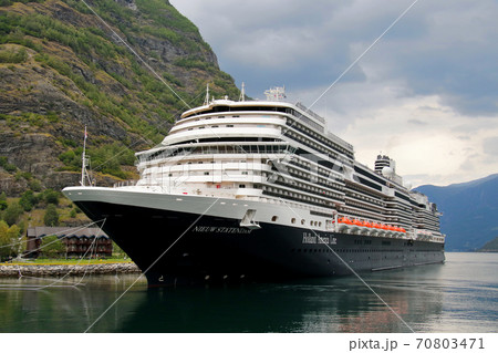ノルウェー フロム~グドヴァンゲン間のソグネフィヨルド・クルーズの起点、フロム港停泊中の大型船船首9 ノルウェー フロム~グドヴァンゲン間のソグネフィヨルド・クルーズの起点、フロム港停泊中の大型船船首9 70803471