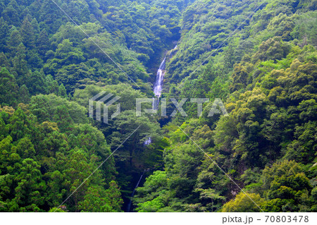 鳴滝・徳島の隠れた名所、剣山へ向かう国道沿いから眺める三段の美しい名瀑、鳴滝・徳島県つるぎ町(7) 70803478