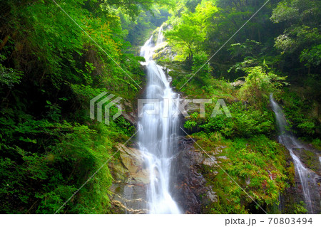 鳴滝・徳島の隠れた名所、剣山へ向かう国道沿いに現れる三段の美しい名瀑、鳴滝・徳島県つるぎ町(15) 70803494