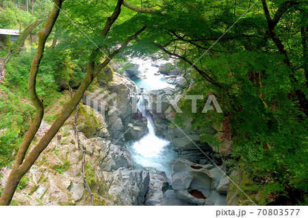 土釜・剣山に向かう国道沿いにある名所、自然が造った不思議な形状の水の釜・四国・徳島県つるぎ町(2) 70803577