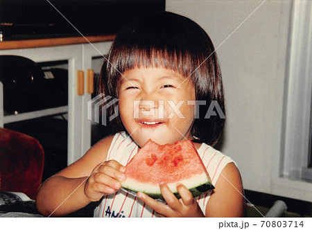 昔のフィルム写真　スイカを食べる女の子　変顔 70803714