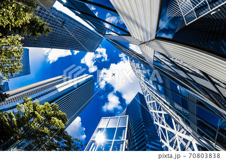 高層ビル群を飛ぶ飛行機 70803838