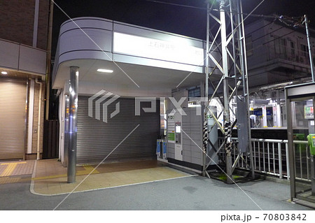 終電後、駅入り口のシャッターが閉まった西武新宿線上石神井駅 終電後、駅入り口のシャッターが閉まった西武新宿線上石神井駅 70803842