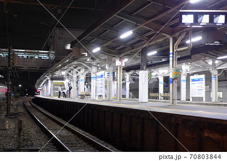 終電後、誰もいなくなった西武新宿線上石神井駅の上りホーム 終電後、誰もいなくなった西武新宿線上石神井駅の上りホーム 70803844