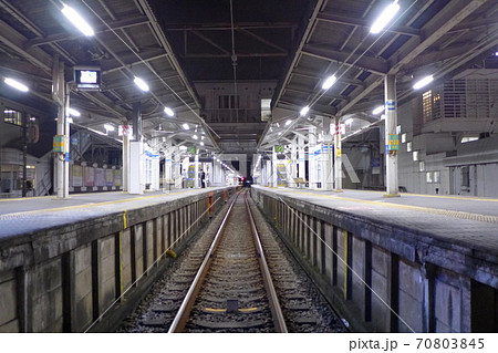 終電後、誰もいなくなった西武新宿線上石神井駅のホーム 終電後、誰もいなくなった西武新宿線上石神井駅のホーム 70803845