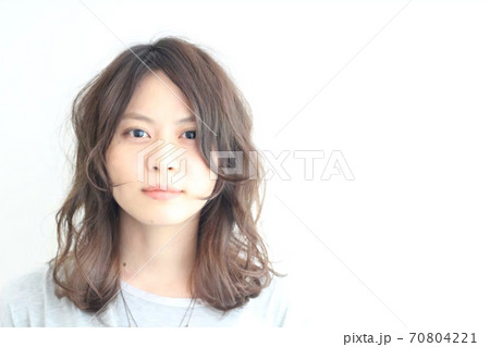 ヘアモデルの女性 美容室にて ヘアモデルの女性 美容室にて 70804221
