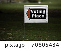 選挙投票場所への案内サイン 70805434