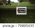選挙投票場所への案内サイン 70805435