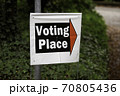 選挙投票場所への案内サイン 70805436