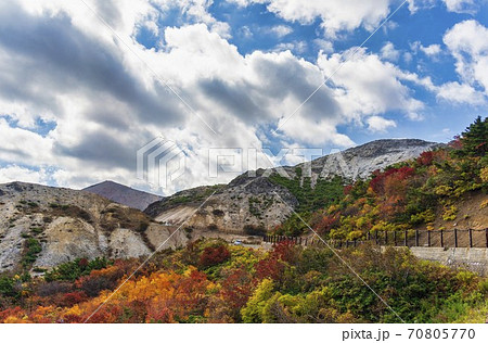 秋の磐梯吾妻スカイラインの風景 紅葉 福島県福島市の写真素材