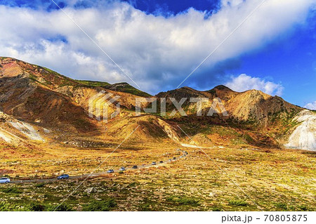 秋の磐梯吾妻スカイラインの風景　紅葉　福島県福島市 70805875