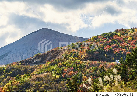 秋の磐梯吾妻スカイラインの風景　紅葉　福島県福島市 70806041