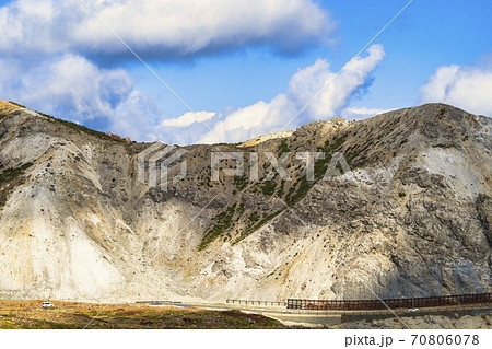 秋の磐梯吾妻スカイラインの風景　紅葉　福島県福島市 70806078