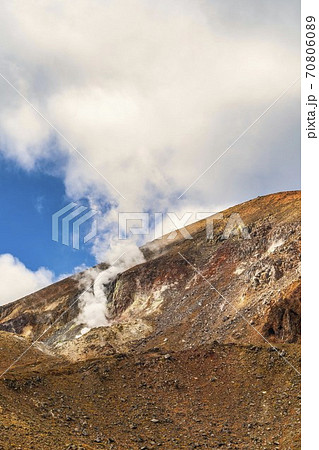 秋の磐梯吾妻スカイラインの風景　吾妻山の大穴火口　福島県福島市 70806089