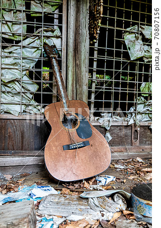 ボロボロの廃屋と壊れたギターの写真素材 [70807156] - PIXTA