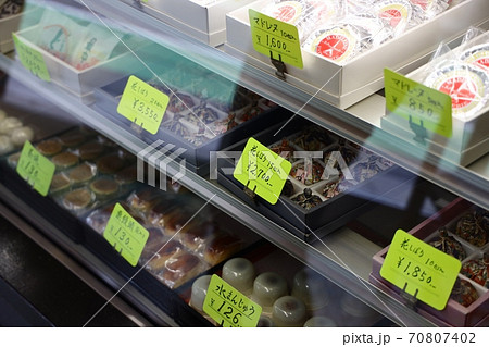 和菓子店のショーケース 70807402