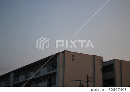 夕暮れの団地 70807403