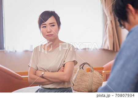 ホテルで喧嘩する男女 70807934