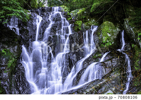 糸島の人気スポット 美しい白糸の滝 （福岡県糸島市）の写真素材 [70808106] - PIXTA