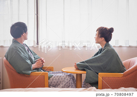 温泉旅行にきた男女 温泉旅行にきた男女 70808497