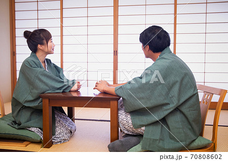 温泉旅行にきた夫婦 70808602