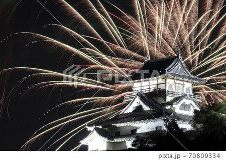 【愛知県犬山市】日本ライン夏まつり納涼花火大会。花火と犬山城。 70809334