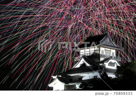 【愛知県犬山市】日本ライン夏まつり納涼花火大会。花火と犬山城。 70809335