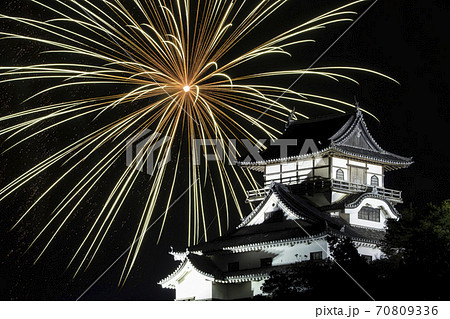 愛知県犬山市 日本ライン夏まつり納涼花火大会 花火と犬山城 の写真素材
