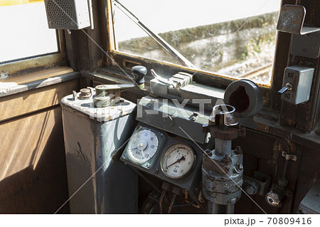 日本最古級の電車の運転台 70809416