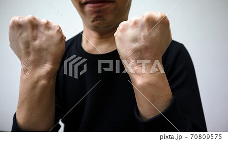 ガッツポーズをする男性のクローズアップ 70809575