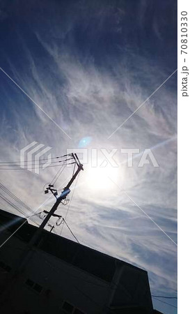 不動明王さまの炎のような雲と幸運の光の輪の写真素材