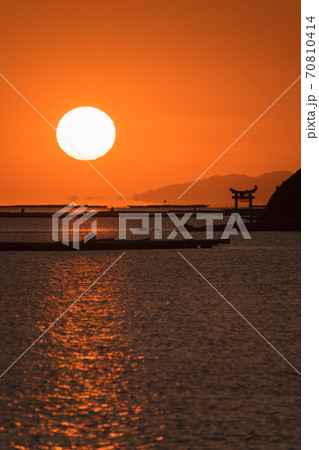 瀬戸内海の鳥居のある島から昇る太陽のイメージ 70810414