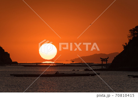瀬戸内海の鳥居のある島から昇るダルマ太陽のイメージ 70810415