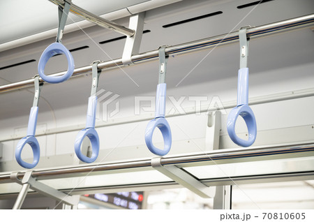 吊り革で伝染 70810605