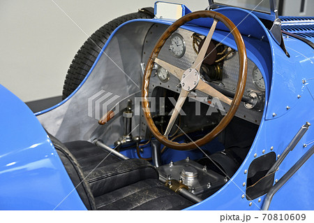 ヴィンテージカーのコクピット 70810609