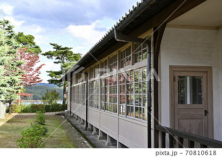 古い洋館の壁と窓と中庭の写真素材