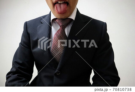 相手を侮辱するビジネスマンのクローズアップ 70810738