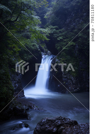 徳島県にある日本の滝百選に選ばれた大釜の滝 徳島県にある日本の滝百選に選ばれた大釜の滝 70811180