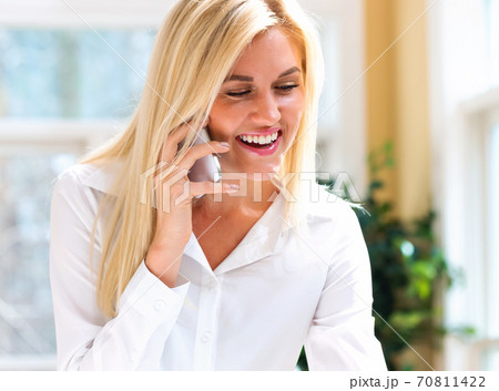 Young woman talking on the phone 70811422