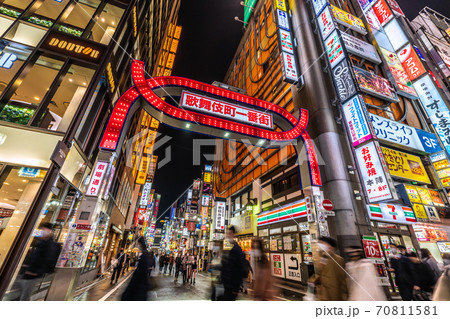 日本の東京都市景観　新宿・歌舞伎町・マスク姿も目立つ(一番街・劇場通り）＝2020年10月19日 70811581