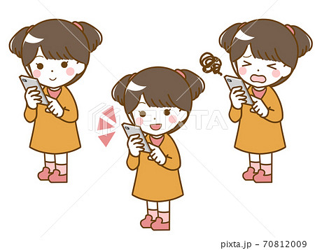スマホを操作する小さな女の子 スマホを操作する小さな女の子 70812009