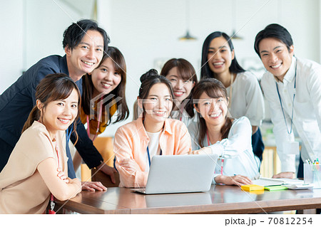 オフィスでパソコンを見る若いエンジニア 70812254