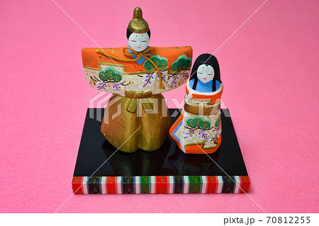 ピンク背景のひな人形 70812255